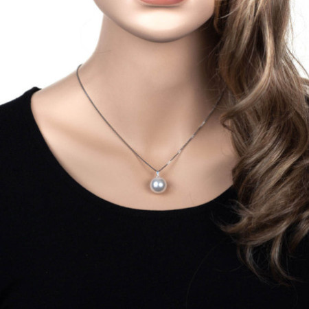 Stříbrný přívěsek - kulka, bílá syntetická perla ve tvaru kuličky