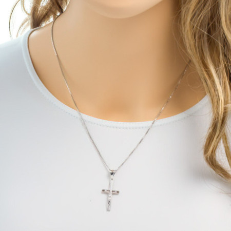 Stříbrný přívěsek - křížek s Ježíšem