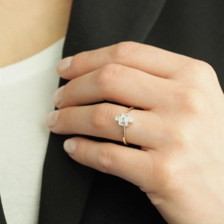 Stříbrný prsten - čiré zirkony ve tvaru obdélníku