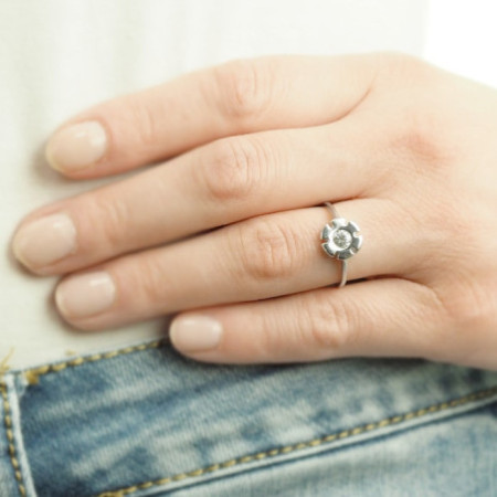 Stříbrný prsten - kvítek, čirý kulatý zirkon