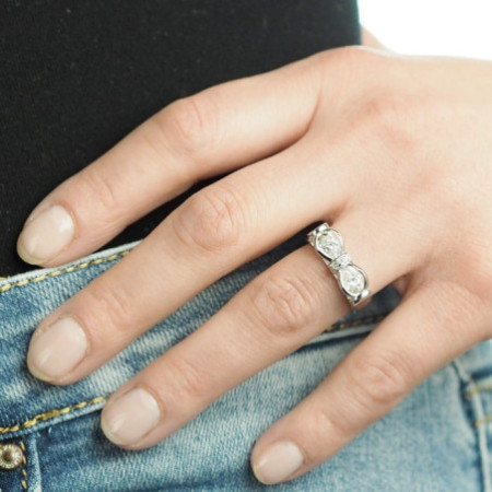 Stříbrný prsten - čiré zirkony