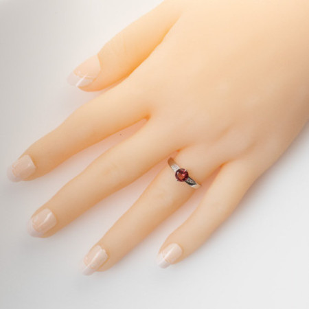 Stříbrný prsten - tmavě růžový kulatý zirkon, čiré kulaté zirkony