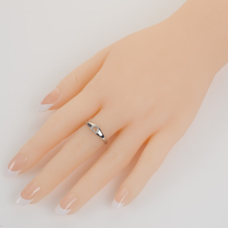 Stříbrný prsten - srdíčko, čiré kulaté zirkony