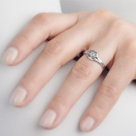 Stříbrný prsten - s ručním gravírem, čirý kulatý zirkon