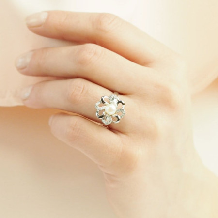 Stříbrný prsten - kvítek, bílá syntetická perla, čirý kulatý zirkon