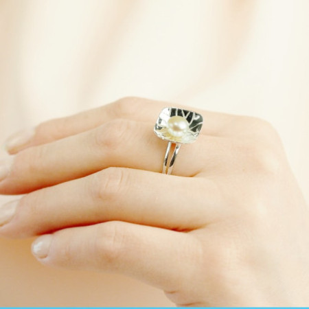 Stříbrný prsten - bílá syntetická perla ve tvaru kuličky