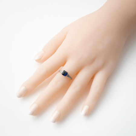 Stříbrný prsten - modrý zirkon ve tvaru čtverce, čiré kulaté zirkony