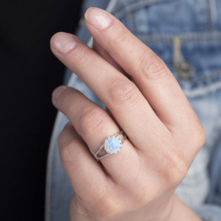 Stříbrný prsten - bílý kulatý syntetický opál