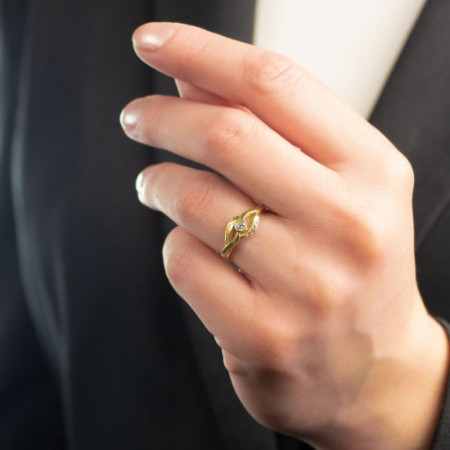 Pozlacený stříbrný prsten - s ručním gravírem, čirý kulatý zirkon