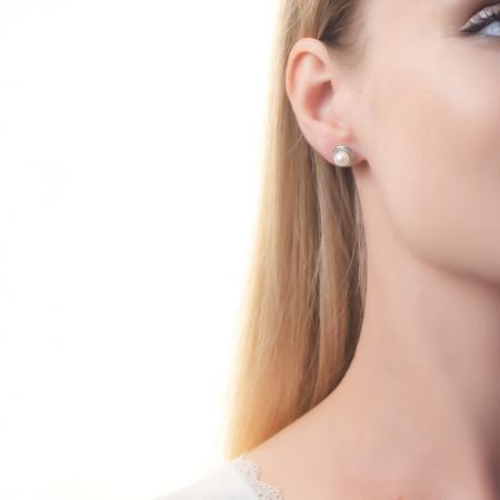 Stříbrné náušnice - kulky, bílá syntetická perla ve tvaru kuličky, čiré kulaté zirkony | Argento.cz