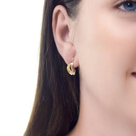 Pozlacené stříbrné náušnice - s ručním gravírem, čirý kulatý zirkon | Argento.cz