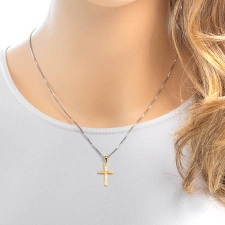 Pozlacený stříbrný přívěsek - křížek, s ručním gravírem | Argento.cz