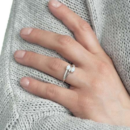 Stříbrný prsten - bílé oválné syntetické opály, čiré kulaté zirkony | Argento.cz