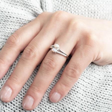 Stříbrný prsten - oválné syntetické opály, čiré kulaté zirkony | Argento.cz