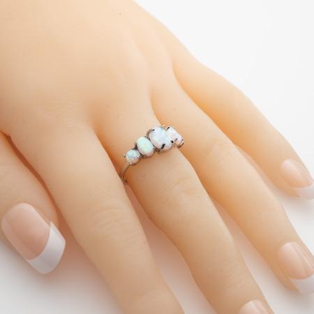 Stříbrný prsten - bílé oválné syntetické opály | Argento.cz