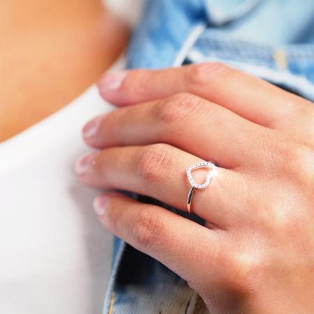 Stříbrný prsten - srdíčko, čiré kulaté zirkony | Argento.cz