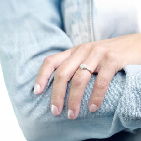 Stříbrný prsten - srdíčko, čiré kulaté zirkony | Argento.cz