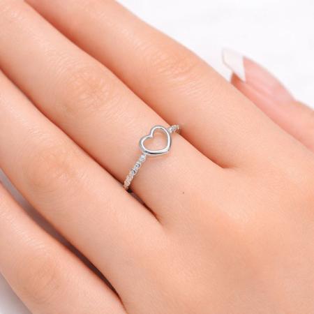 Stříbrný prsten - srdíčko, čiré kulaté zirkony | Argento.cz