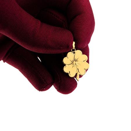 Pozlacený stříbrný přívěsek - čtyřlístek, s ručním gravírem | Argento.cz