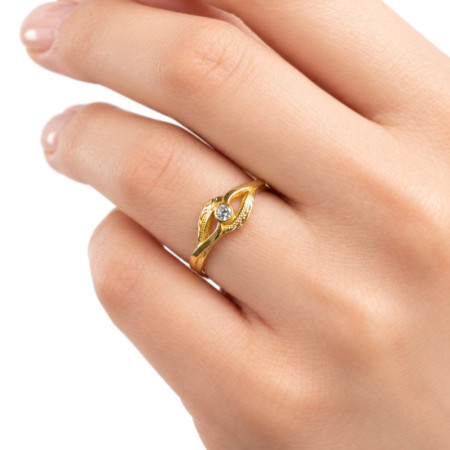 Pozlacený stříbrný prsten - s ručním gravírem, čirý kulatý zirkon